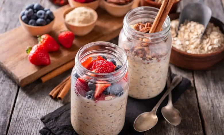 Descubra como preparar o overnight oats, uma alternativa nutritiva, prática e rica em fibras para transformar o seu café da manhã. Confira os benefícios!