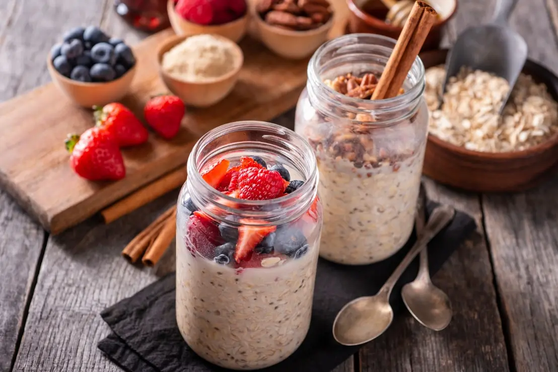 Descubra como preparar o overnight oats, uma alternativa nutritiva, prática e rica em fibras para transformar o seu café da manhã. Confira os benefícios!