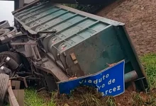Uma carreta carregada com bobinas de aço se soltou de um caminhão e tombou na Rodovia Raposo Tavares. Confira os detalhes do acidente.