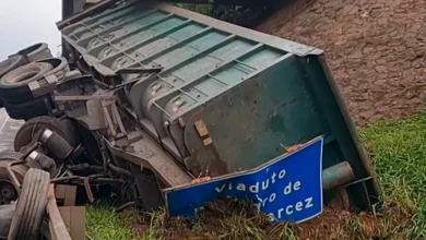 Carreta com bobinas de aço tomba na Rodovia Raposo Tavares 3 Uma carreta carregada com bobinas de aço se soltou de um caminhão e tombou na Rodovia Raposo Tavares. Confira os detalhes do acidente.