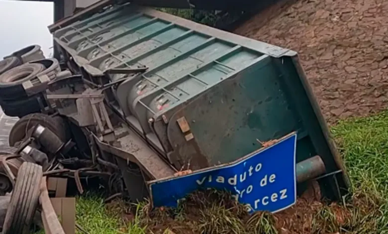 Uma carreta carregada com bobinas de aço se soltou de um caminhão e tombou na Rodovia Raposo Tavares. Confira os detalhes do acidente.