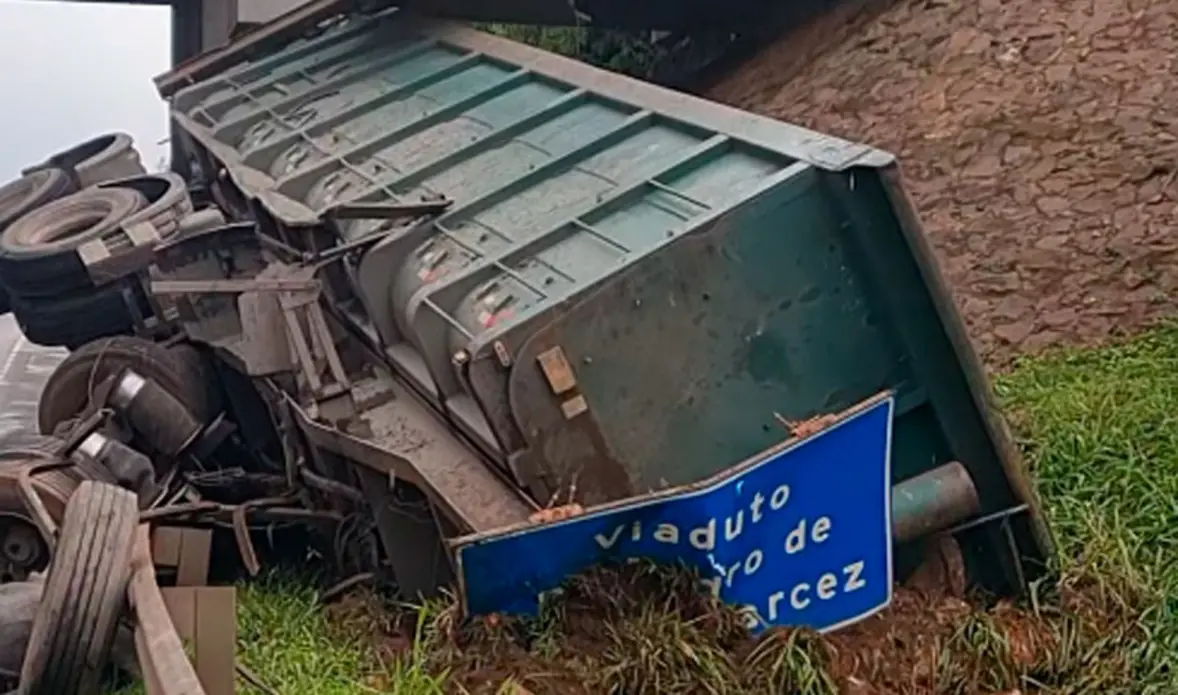 Uma carreta carregada com bobinas de aço se soltou de um caminhão e tombou na Rodovia Raposo Tavares. Confira os detalhes do acidente.