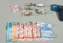 Ação policial em Assis resulta na prisão de homem por tráfico de drogas após perseguição e colisão com moto. Entenda os detalhes da ocorrência.