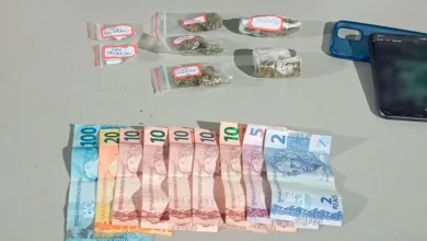 Ação policial em Assis resulta na prisão de homem por tráfico de drogas após perseguição e colisão com moto. Entenda os detalhes da ocorrência.