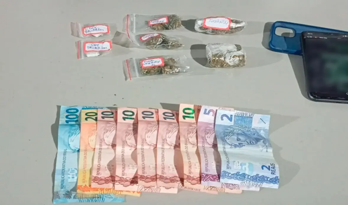 Ação policial em Assis resulta na prisão de homem por tráfico de drogas após perseguição e colisão com moto. Entenda os detalhes da ocorrência.