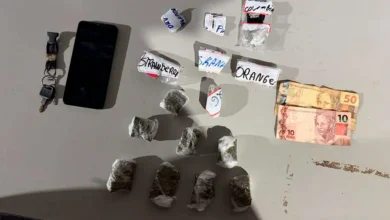 Homem de 24 anos é preso em flagrante por tráfico em Assis 3 Um jovem de 24 anos foi preso em flagrante por tráfico de drogas em Assis durante uma operação policial. Saiba mais detalhes da ocorrência.