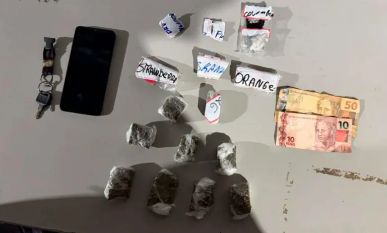Um jovem de 24 anos foi preso em flagrante por tráfico de drogas em Assis durante uma operação policial. Saiba mais detalhes da ocorrência.