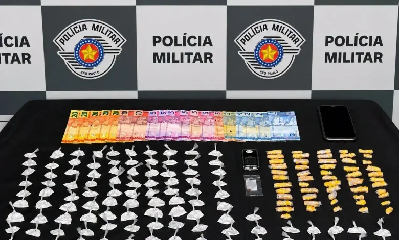 Viatura da Polícia Militar durante atendimento a ocorrência de tráfico de drogas em Assis