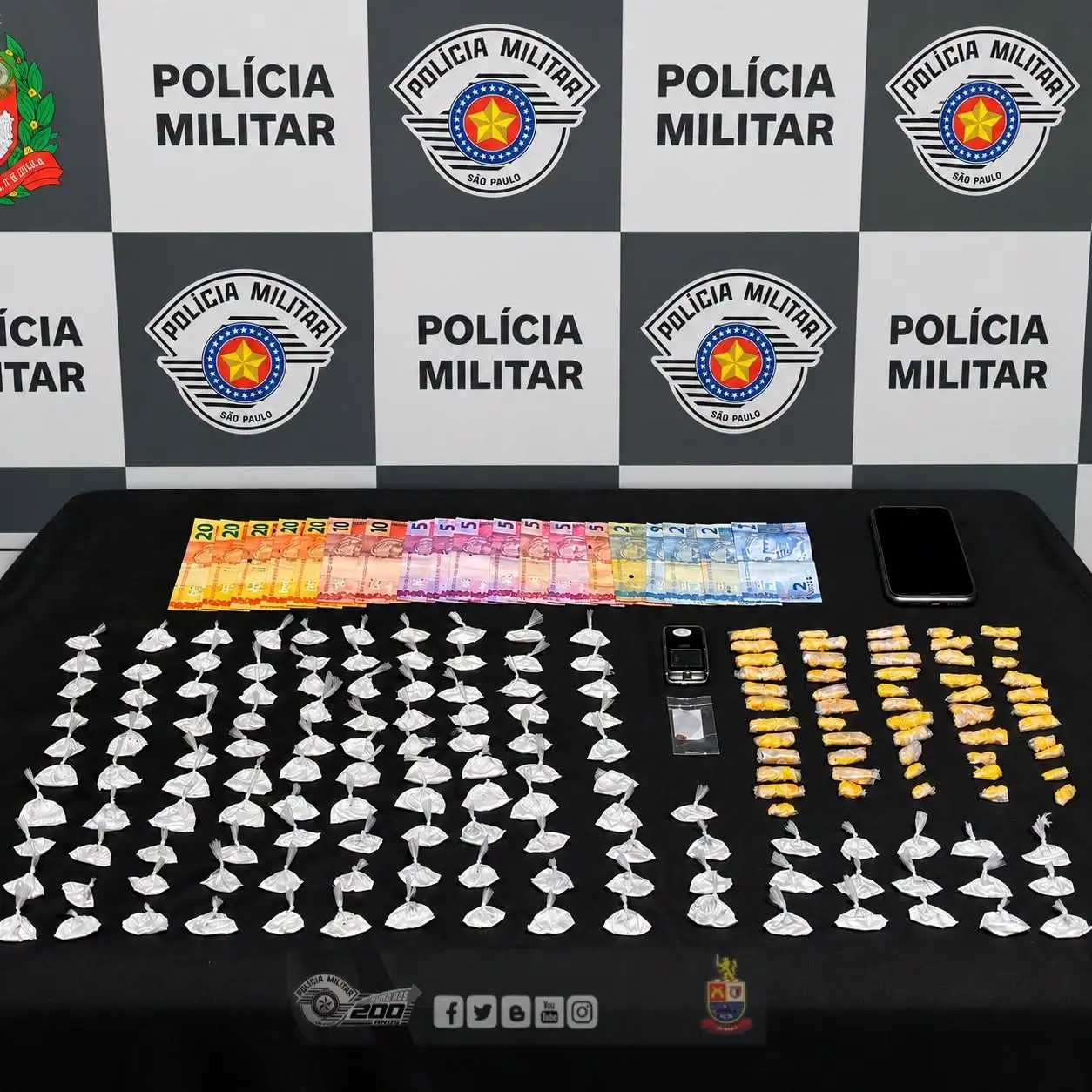 Viatura da Polícia Militar durante atendimento a ocorrência de tráfico de drogas em Assis