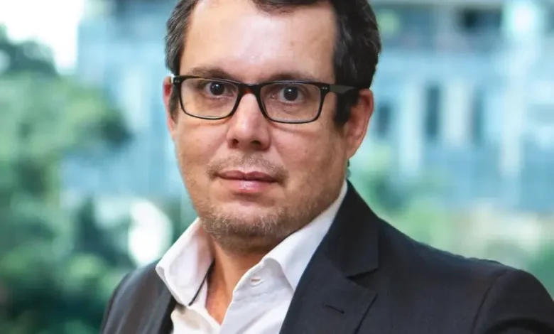 Descubra por que especialistas apontam que correr para tirar dinheiro do Brasil pode ser um erro estratégico nos investimentos.