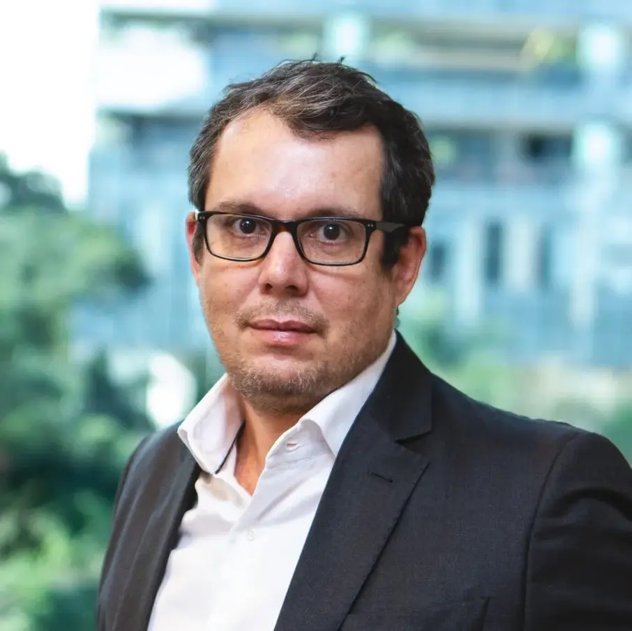 Descubra por que especialistas apontam que correr para tirar dinheiro do Brasil pode ser um erro estratégico nos investimentos.