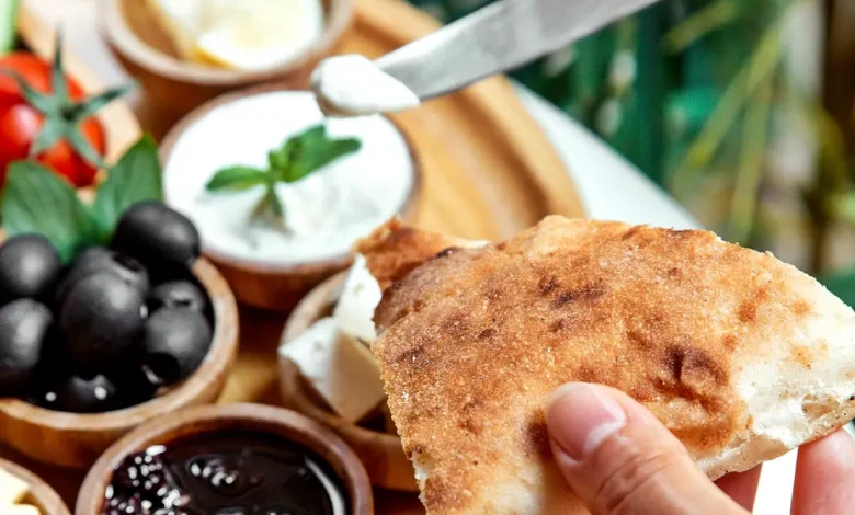Descubra como consumir pão sem elevar a glicose no sangue. Veja combinações ricas em proteína para uma alimentação saudável e saborosa.