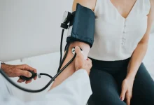 Pesquisa revela que seis em cada dez pessoas com hipertensão desconhecem o diagnóstico. Entenda os riscos da pressão alta silenciosa e a prevenção.
