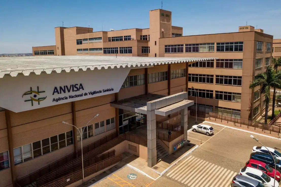 A Anvisa determinou o recolhimento nacional do gel íntimo Hidrafemme após identificar falhas regulatórias e riscos. Saiba os detalhes da medida.