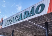 O Carrefour notificou oficialmente o Cade sobre a operação de venda e locação de imóveis do Atacadão para o fundo Pátria. Entenda os detalhes.