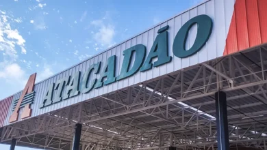O Carrefour notificou oficialmente o Cade sobre a operação de venda e locação de imóveis do Atacadão para o fundo Pátria. Entenda os detalhes.