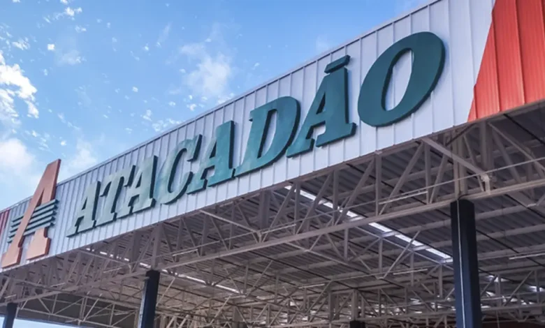 O Carrefour notificou oficialmente o Cade sobre a operação de venda e locação de imóveis do Atacadão para o fundo Pátria. Entenda os detalhes.