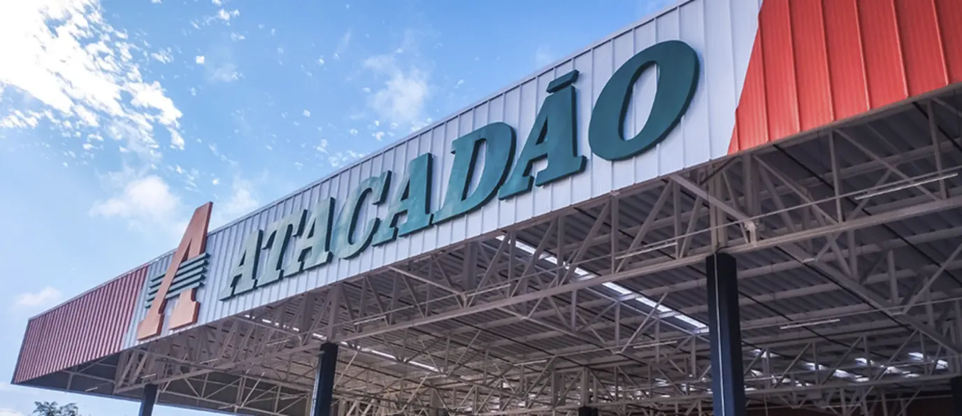 O Carrefour notificou oficialmente o Cade sobre a operação de venda e locação de imóveis do Atacadão para o fundo Pátria. Entenda os detalhes.