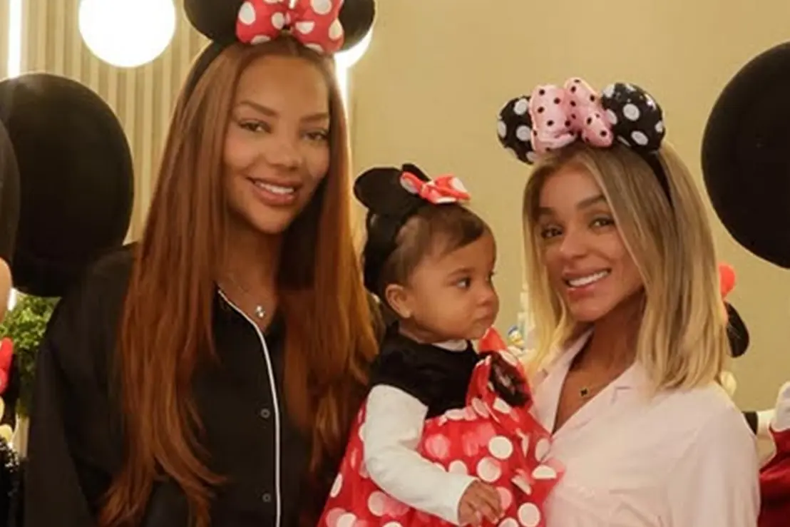 Filha de Ludmilla Surpreende Pediatras com Habilidade Rara 6 A pequena Zuri, filha de Ludmilla e Brunna Gonçalves, surpreendeu a equipe médica ao demonstrar uma habilidade surpreendente logo nos primeiros meses.