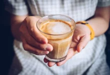 Descubra como preparar um poderoso café anti-inflamatório para ajudar a aliviar dores nas articulações no dia a dia. Confira a receita simples!