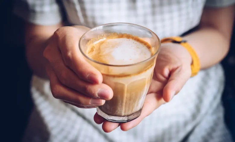 Descubra como preparar um poderoso café anti-inflamatório para ajudar a aliviar dores nas articulações no dia a dia. Confira a receita simples!
