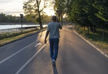 Descubra como uma caminhada diária simples de 3 mil passos pode ajudar a proteger o cérebro e reduzir o declínio cognitivo do Alzheimer.