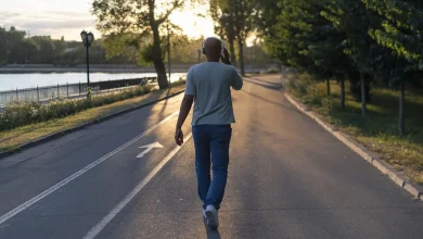 Descubra como uma caminhada diária simples de 3 mil passos pode ajudar a proteger o cérebro e reduzir o declínio cognitivo do Alzheimer.