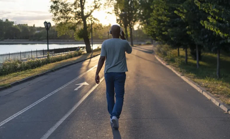 Descubra como uma caminhada diária simples de 3 mil passos pode ajudar a proteger o cérebro e reduzir o declínio cognitivo do Alzheimer.