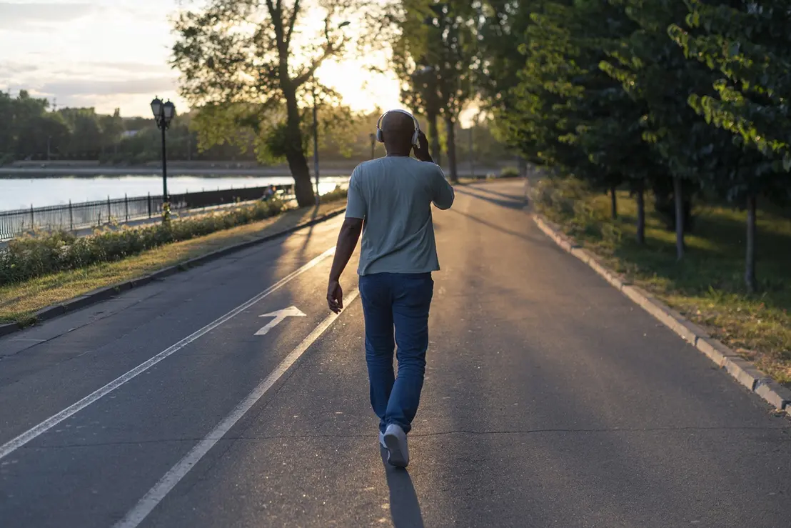 Descubra como uma caminhada diária simples de 3 mil passos pode ajudar a proteger o cérebro e reduzir o declínio cognitivo do Alzheimer.