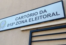 Duas urnas eletrônicas foram substituídas e uma eleitora foi conduzida à delegacia após filmar o próprio voto em Assis. Confira os detalhes.