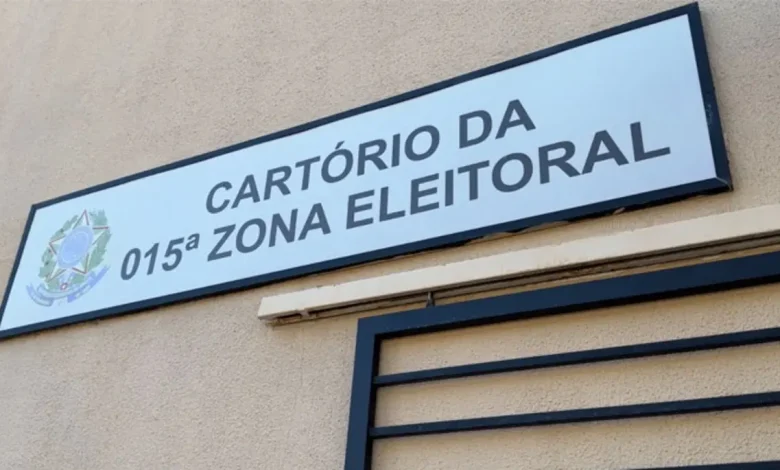Duas urnas eletrônicas foram substituídas e uma eleitora foi conduzida à delegacia após filmar o próprio voto em Assis. Confira os detalhes.
