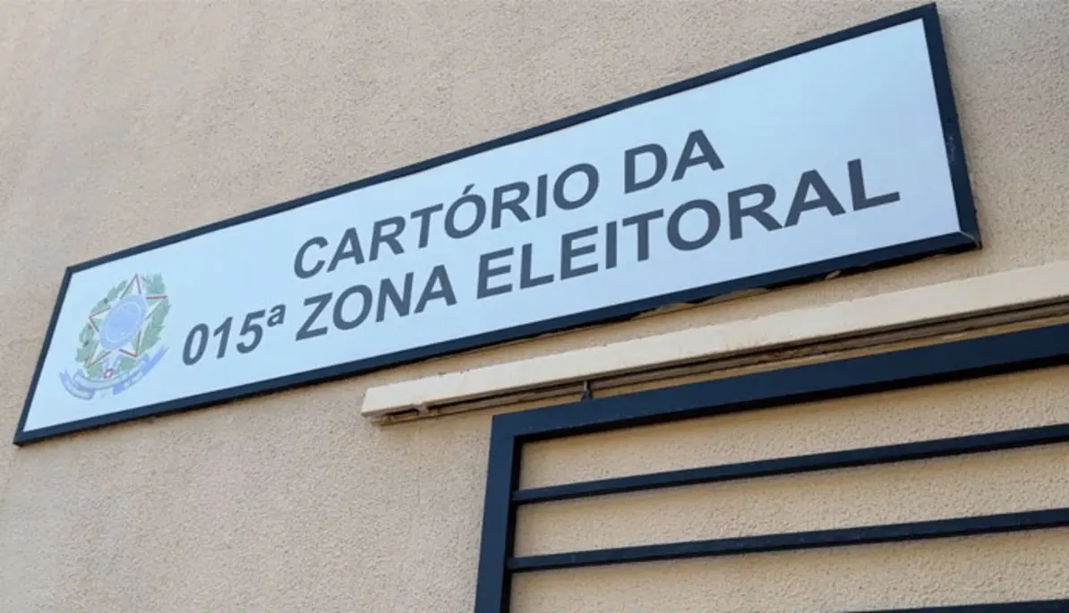 Duas urnas eletrônicas foram substituídas e uma eleitora foi conduzida à delegacia após filmar o próprio voto em Assis. Confira os detalhes.