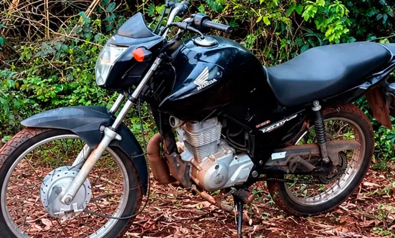 Dois adolescentes foram apreendidos pela Polícia Militar em Cândido Mota após furtarem uma motocicleta. Veículo foi recuperado rapidamente.