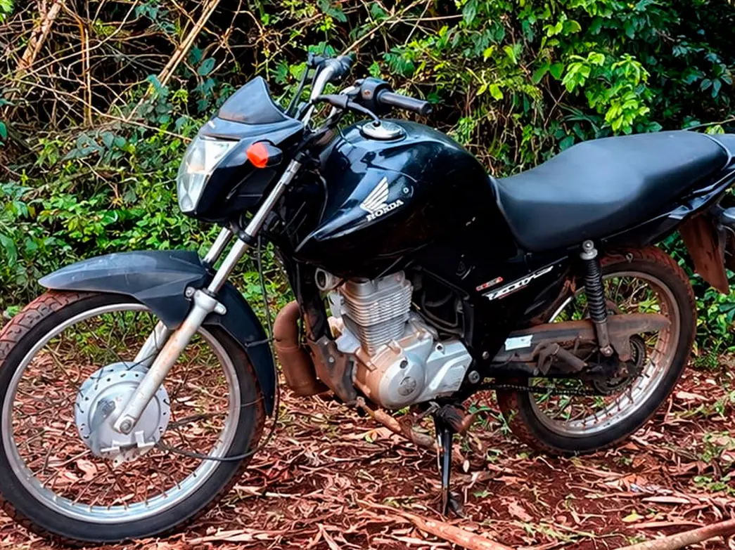 Dois adolescentes foram apreendidos pela Polícia Militar em Cândido Mota após furtarem uma motocicleta. Veículo foi recuperado rapidamente.