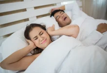 Descubra como dormir em camas separadas pode afetar a relação e saiba o que especialistas dizem sobre a intimidade planejada nos casamentos.
