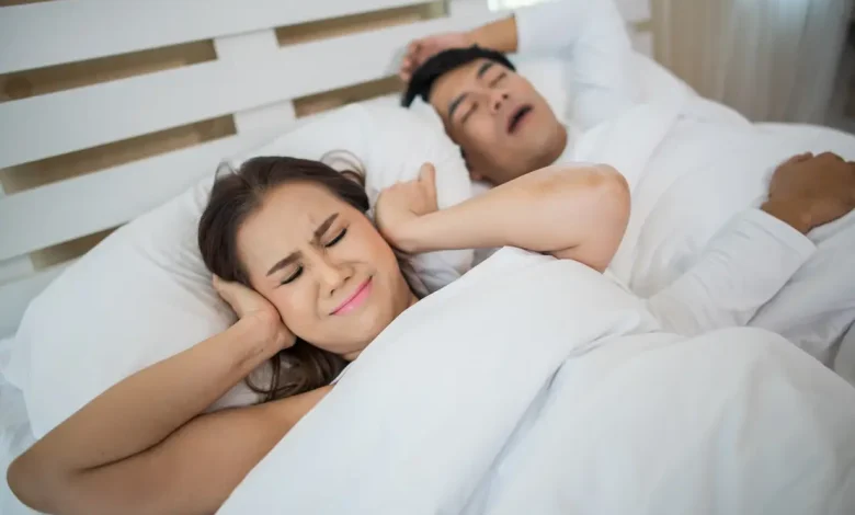 Descubra como dormir em camas separadas pode afetar a relação e saiba o que especialistas dizem sobre a intimidade planejada nos casamentos.