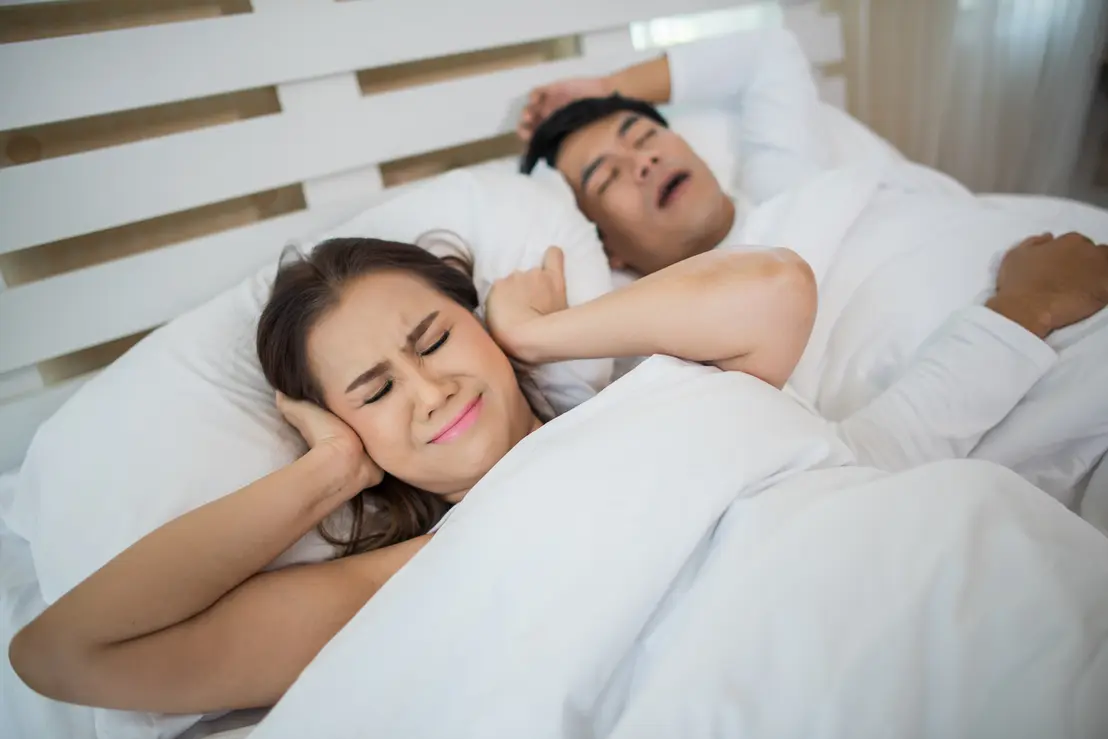 Descubra como dormir em camas separadas pode afetar a relação e saiba o que especialistas dizem sobre a intimidade planejada nos casamentos.