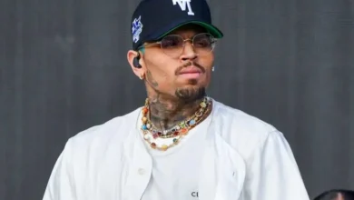 O cantor Chris Brown pode enfrentar uma nova ordem de prisão após investigações apontarem envolvimento em agressão física dentro de uma casa noturna.