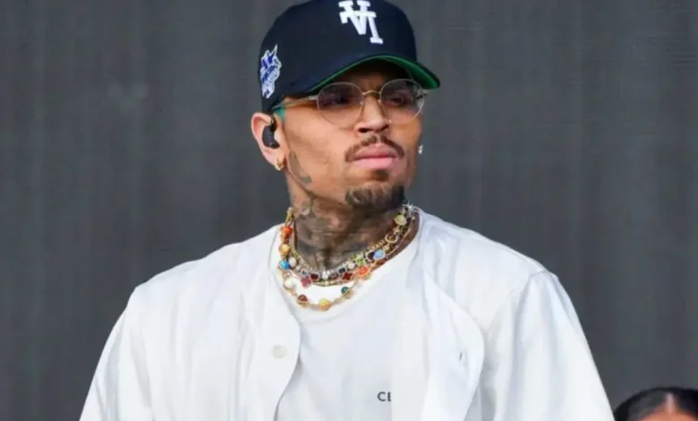O cantor Chris Brown pode enfrentar uma nova ordem de prisão após investigações apontarem envolvimento em agressão física dentro de uma casa noturna.