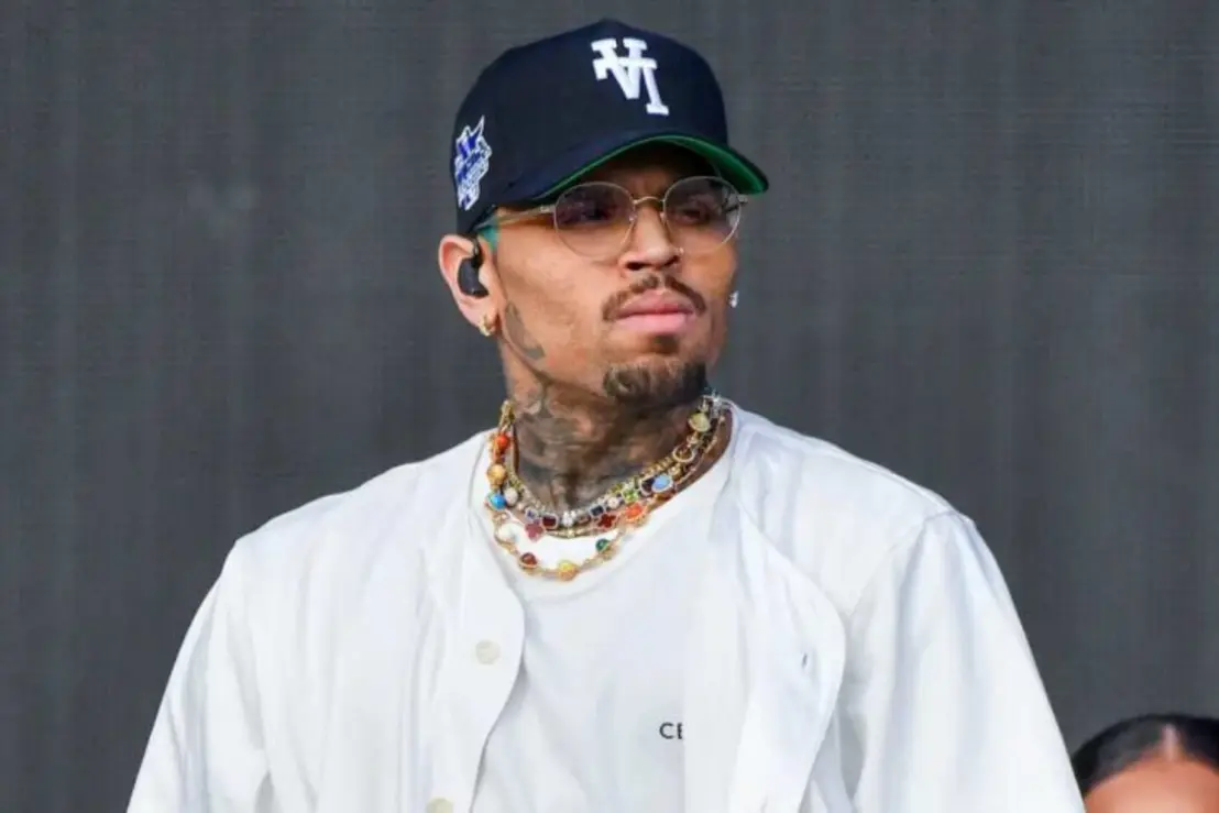 Chris Brown Enfrenta Risco de Prisão Após Agressão em Boate 6 O cantor Chris Brown pode enfrentar uma nova ordem de prisão após investigações apontarem envolvimento em agressão física dentro de uma casa noturna.