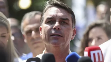O senador Flávio Bolsonaro confirmou sua participação no próximo debate da Band, prometendo confrontar ideias e propostas no cenário político nacional.