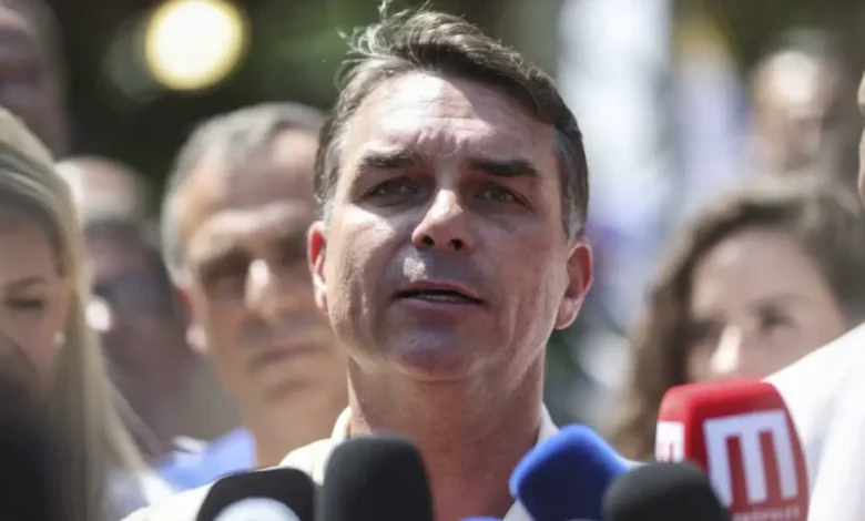 O senador Flávio Bolsonaro confirmou sua participação no próximo debate da Band, prometendo confrontar ideias e propostas no cenário político nacional.
