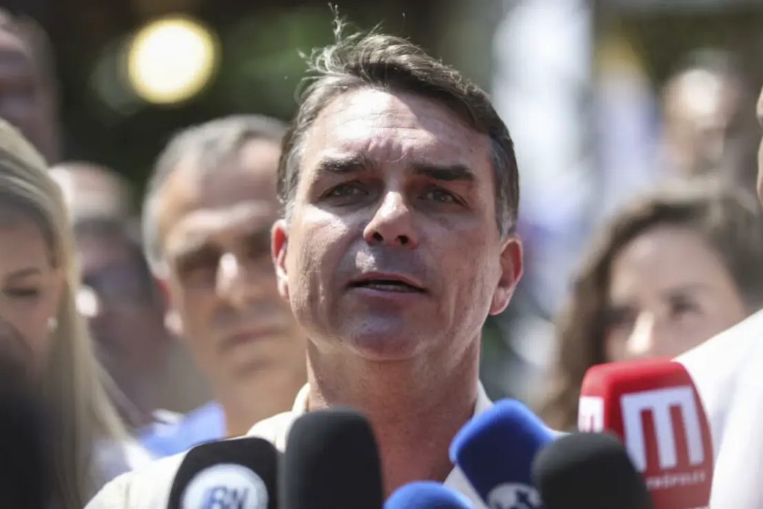 Flávio Bolsonaro Confirma Presença em Debate da Band 6 O senador Flávio Bolsonaro confirmou sua participação no próximo debate da Band, prometendo confrontar ideias e propostas no cenário político nacional.