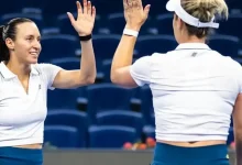 Luisa Stefani e sua parceira vencem campeãs olímpicas e garantem vaga na semifinal do torneio de duplas no WTA 1000 de Pequim.