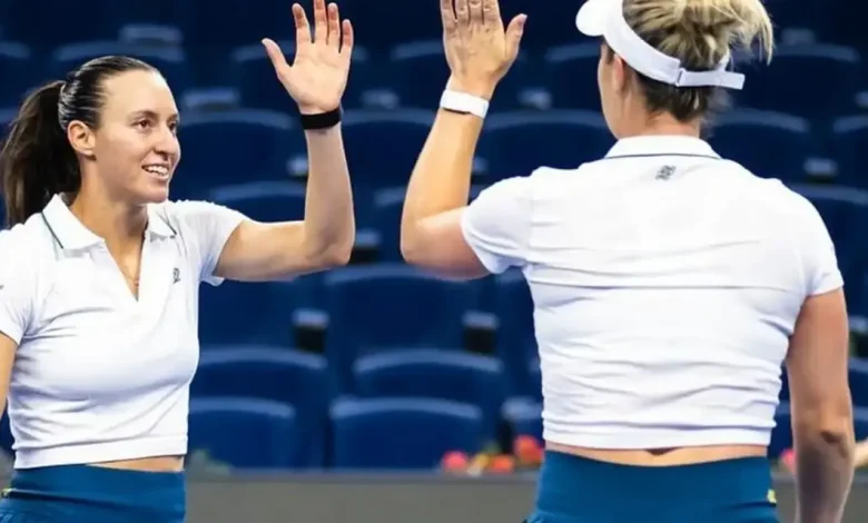 Luisa Stefani e sua parceira vencem campeãs olímpicas e garantem vaga na semifinal do torneio de duplas no WTA 1000 de Pequim.