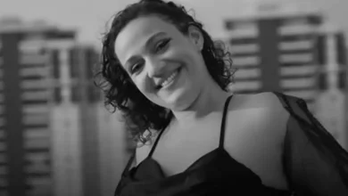 A influenciadora e ativista da causa autista Fernanda Fialho faleceu aos 29 anos. Conheça sua trajetória de inclusão e representatividade.