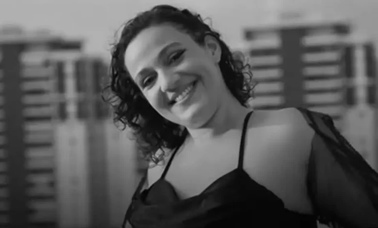 A influenciadora e ativista da causa autista Fernanda Fialho faleceu aos 29 anos. Conheça sua trajetória de inclusão e representatividade.
