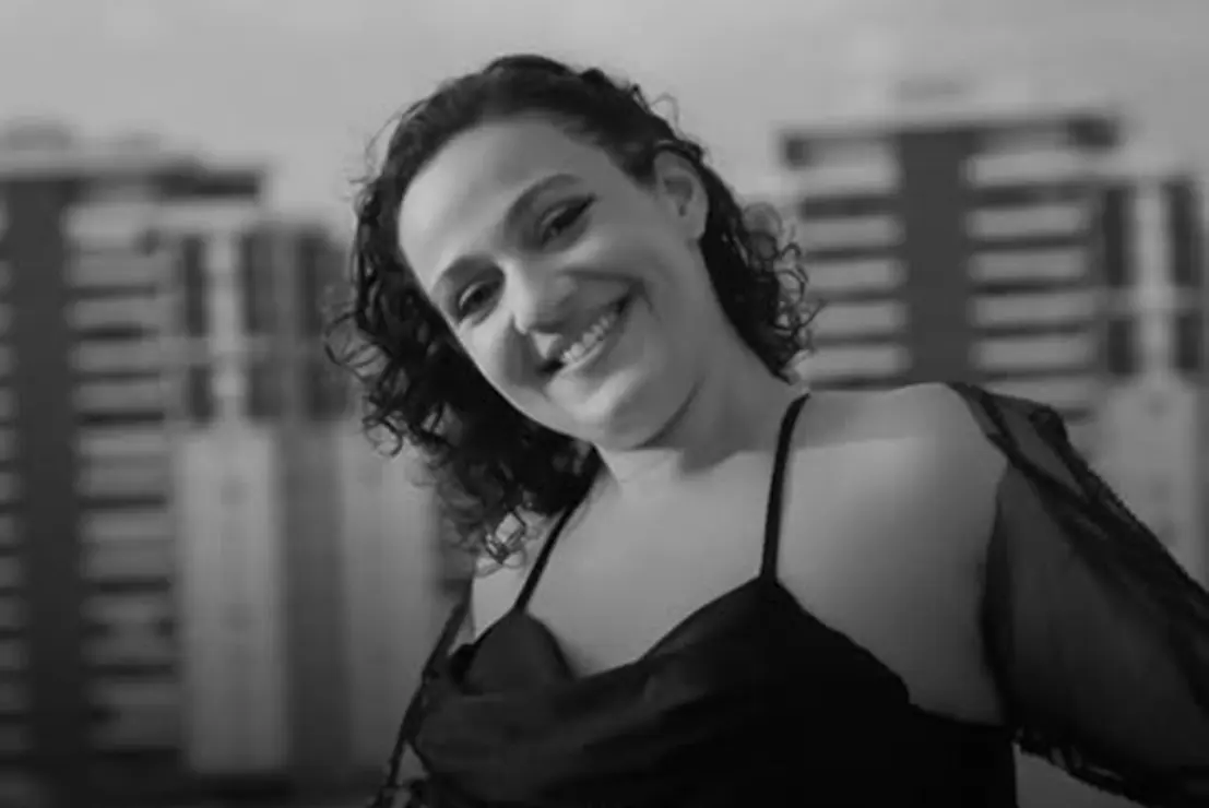 A influenciadora e ativista da causa autista Fernanda Fialho faleceu aos 29 anos. Conheça sua trajetória de inclusão e representatividade.