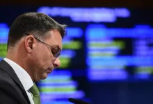 Partido Liberal reconhece vitória de Lula, enquanto Flávio Bolsonaro recua da anulação e planeja transformar o Congresso em oposição forte.