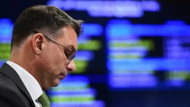 Partido Liberal reconhece vitória de Lula, enquanto Flávio Bolsonaro recua da anulação e planeja transformar o Congresso em oposição forte.